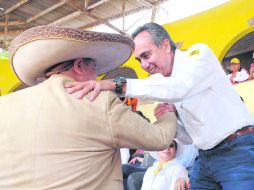 El candidato perredista presenció una charreada y luego expresó su apoyo a los candidatos del partido en Zapopan. ESPECIAL  /
