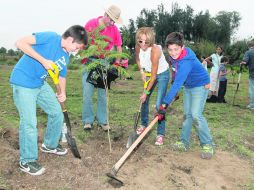 Integrantes de la comunidad hebrea de Guadalajara plantan jacarandas y pinos en la tercera sección del parque. ESPECIAL  /