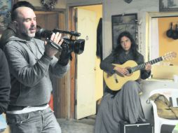 Hari Sama, director mexicano, y la actriz Úrsula Pruneda en el rodaje de “El sueño de Lú”, única cinta latina en competición. EFE  /