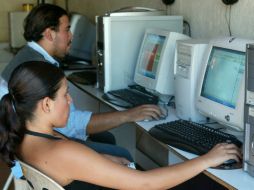 McAfee entrevistó en línea a mil cuatro jóvenes de 13 a 17 años, y a mil 13  padres de adolescentes en Estados Unidos. ARCHIVO  /