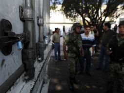 Los sobres voto son custodiados por el Ejército mexicano desde su llegada al AICM hasta los comicios del domingo 1 de julio. ARCHIVO  /