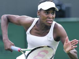 RESIGNADA. Venus Williams pelea una devolución durante su partido.  AP  /