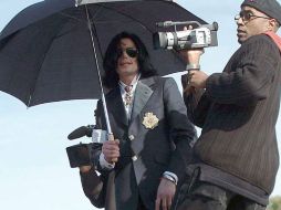 Los hijos del cantante rindieron homenaje a su pader inmortalizándolo ante el Teatro Chino de Hollywood. NOTIMEX  /