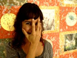 Moná Orozco, presenta sus obras en 'Conectados sin combinación', en la que sus  cuadros son sus refugios de las ilusiones futuras.  /