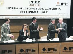 El PREP está listo para operar correctamente, afirmó el rector José Narro (de lentes), al entregar los resultados. EL UNIVERSAL  /