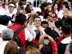 Peña Nieto (al centro) y su partido son acusados de comprar el voto mediante monederos electrónicos. EFE  /