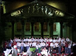 Los candidatos a alcaldías, al Senado y a diputaciones, acompañaron a Aristóteles Sandoval (centro) en el último acto de campaña.  /