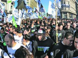 Miles de camioneros e integrantes de otros gremios sindicales se concentran en la Plaza de Mayo, en Buenos aires. AFP  /