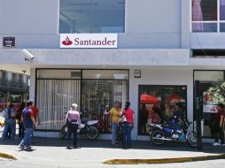 Los bancos BBVA Bancomer, Banamex y Santander fueron colocados al nivel de la calificación de deuda soberana de México. ARCHIVO  /