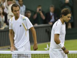 El checo Lukas Rosol (izq), momentos después de saludar al favorito Rafael Nadal (der), en la segunda ronda de Wimbledon ayer. REUTERS  /