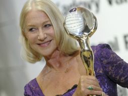 Mirren se mostró conmovida al recibir el Globo de Cristal de Karlovy Vary. EFE  /