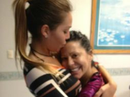 En las imágenes subidas a la red, en una de ellas se puede apreciar a la intérprete abrazando a su hija. @Al3jandraGuzman  /