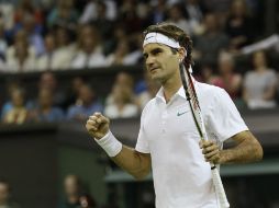 Roger Federer avanza sin problemas en el torneo abierto británico. AP  /