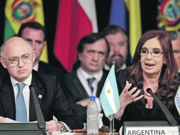 La mandataria argentina, Cristina Fernández, anuncia por separado que su gobierno no tomará represalias económicas contra Paraguay. AP  /
