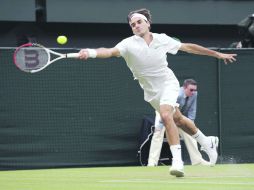 Roger Federer se estira para devolver la pelota a su oponente, durante el juego que se fue a cinco sets. EFE  /