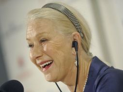 Helen Mirren sonríe durante una rueda de prensa en el Festival de Cine Karlovy Vary en la República Checa. EFE  /