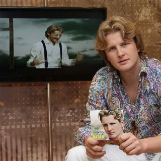 Presenta Alexander Acha 'La vida es' en nueva versión