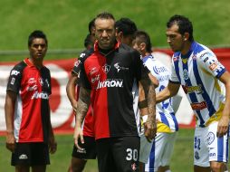 Vicente Matías Vuoso (centro) se lesiona en el juego ante la Piedad. MEXSPORT  /