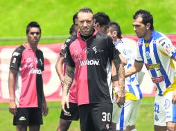 Matías Vuoso (centro) abandonó el partido al minuto 20, tras sufrir un esguince de primer grado en un tobillo. MEXSPORT  /