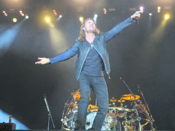 Fher Olvera se echó a la bolsa a los 42 mil fans que se dieron cita a la primera jornada del festival. EFE  /