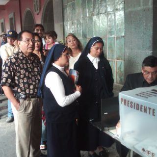 Ciudadanos reclaman tardanza en apertura de casilla especial