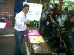 Aristoteles emitiendo su voto en el jardín de niños Independencia  /