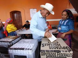 Ciudadanos mexicanos emiten su voto en Oaxaca. EFE  /