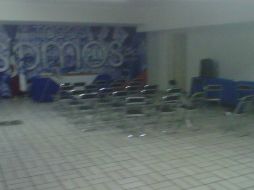 En la cochera del edificio fue montada una sala de conferencias, la cual está totalmente vacía.  /