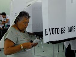 Una mujer participa en la jornada electoral de este día en la capital yucateca. NTX  /