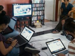 Los jóvenes monitorean redes sociales, medios nacionales y la página del IFE.  /
