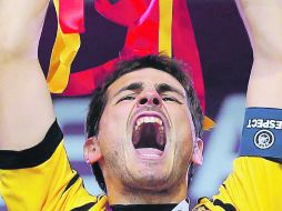 En 2008, 2010 y ayer, Íker Casillas, capitán español, levantó los trofeos de las dos Euros y el Mundial. Algo que nadie más ha logrado.  /