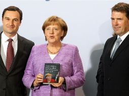 La canciller alemana, Angela Merkel, presentó su libro libro ''Diálogo sobre el futuro de Alemania''. AFP  /