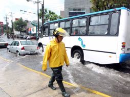 En algunas calles del primer cuadro tapatío se presentaron encharcamientos debido a la lluvia.  /