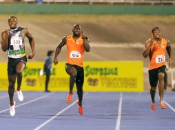 Los atletas Yohan Blake (d) y Usain Bolt (i) compiten en la final de los 200 metros de los clasificatorios para Londres 2012. EFE  /