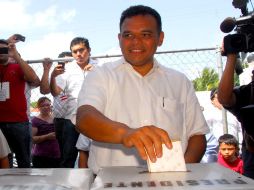 El candidato del PRI a la gubernatura de Yucatán, Rolando Zapata Bello, al momento de ejercer su voto. NTX  /