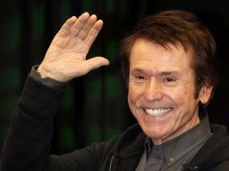 Raphael recibió por parte del Ministerio de Cultura argentino un diploma por su trayectoria en el ámbito de la canción popular. ARCHIVO  /