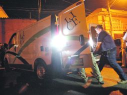 Personal forense traslada el cuerpo de la señora Flor del Rocío Reynoso, con dos heridas de bala: una en el mentón y otra en el tórax.  /