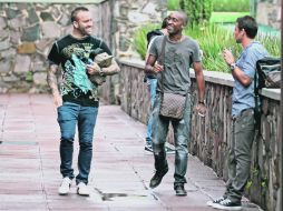 Vuoso (i) sufre un esguince grado dos. En la imagen, el delantero argentino bromea con el volante Luis Bolaños (c) y Lucas Ayala.  /