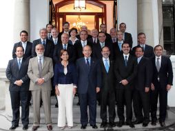 Los asistentes a la reunión de hoy en Los Pinos posan junto al Presidente Calderón. NTX  /