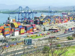 Durante 2011, entraron 516 mil toneladas de importaciones; y salieron 415 mil toneladas de carga de exportación. ESPECIAL  /