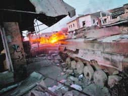 Un tanque destruido permanece en el Centro de Atareb, ciudad que ha sido abandonada por la mayoría de sus residentes. AFP  /