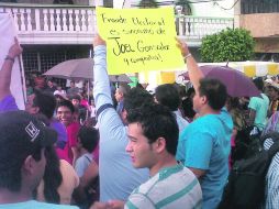 Alrededor de mil 500 manifestantes que denuncian acoso partieron desde los arcos de ingreso hacia la cabecera municipal.  /