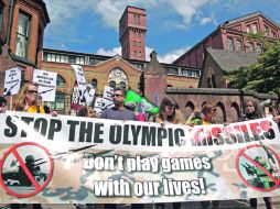 Residentes del edificio Lexington, en Londres, protestan contra la decisión  de instalar misiles en el techo de sus viviendas. AFP  /