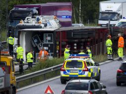 Reportes oficiales aún no determinan por qué el vehículo se volcó. AFP  /