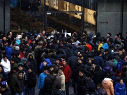 Los consumidores chinos usualmente esperan en largas filas para recibir atención en las sucursales de Apple Inc. REUTERS  /