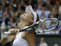Agnieszka Radwanska celebra luego de derrotar a Kerber y así pasar a la final del torneo londinense. AP  /