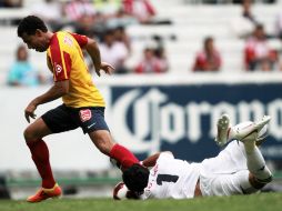 Miguel Sabah (izq) en una acción durante el partido con el portero Luis Michel. STRAFFONIMAGES  /