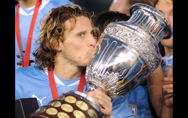 Diego Forlán besa el trofeo en la final de la Copa América 2011. ARCHIVO  /