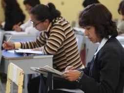 Ahora son los profesores quienes se someten a examen, realizan la Evaluación Universal, para ubicar su nivel de conocimientos. NOTIMEX  /