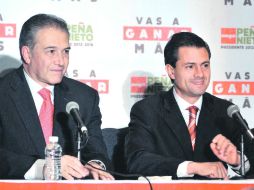 Óscar Naranjo, ex titular de la Policía Nacional de Colombia, con Enrique Peña Nieto, el pasado 14 de junio. ESPECIAL  /